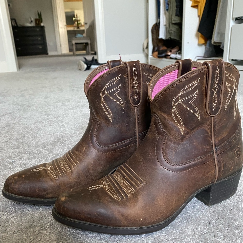 Ariat kids/women’s boots.